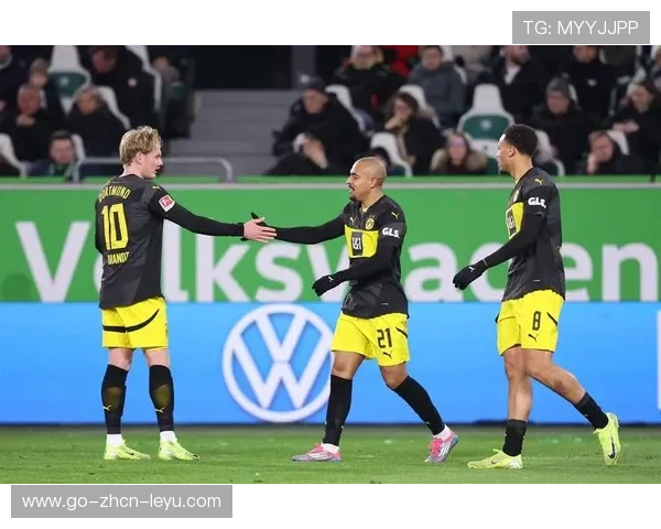 多特蒙德全队推进快速,布兰特贴地远射一剑封喉