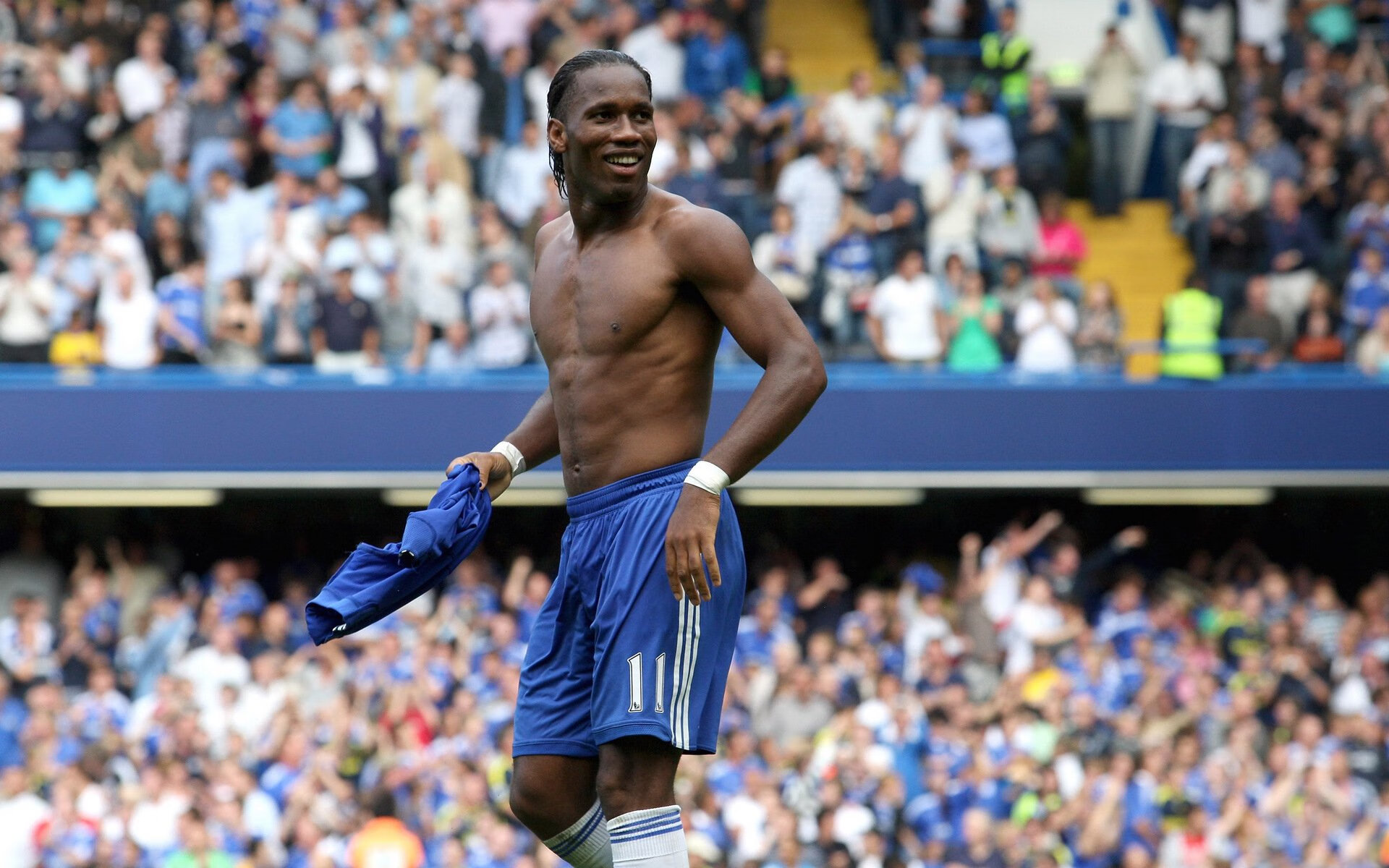 “腰旗式美式橄榄球：东部新区赛场引领新潮流运动风尚”